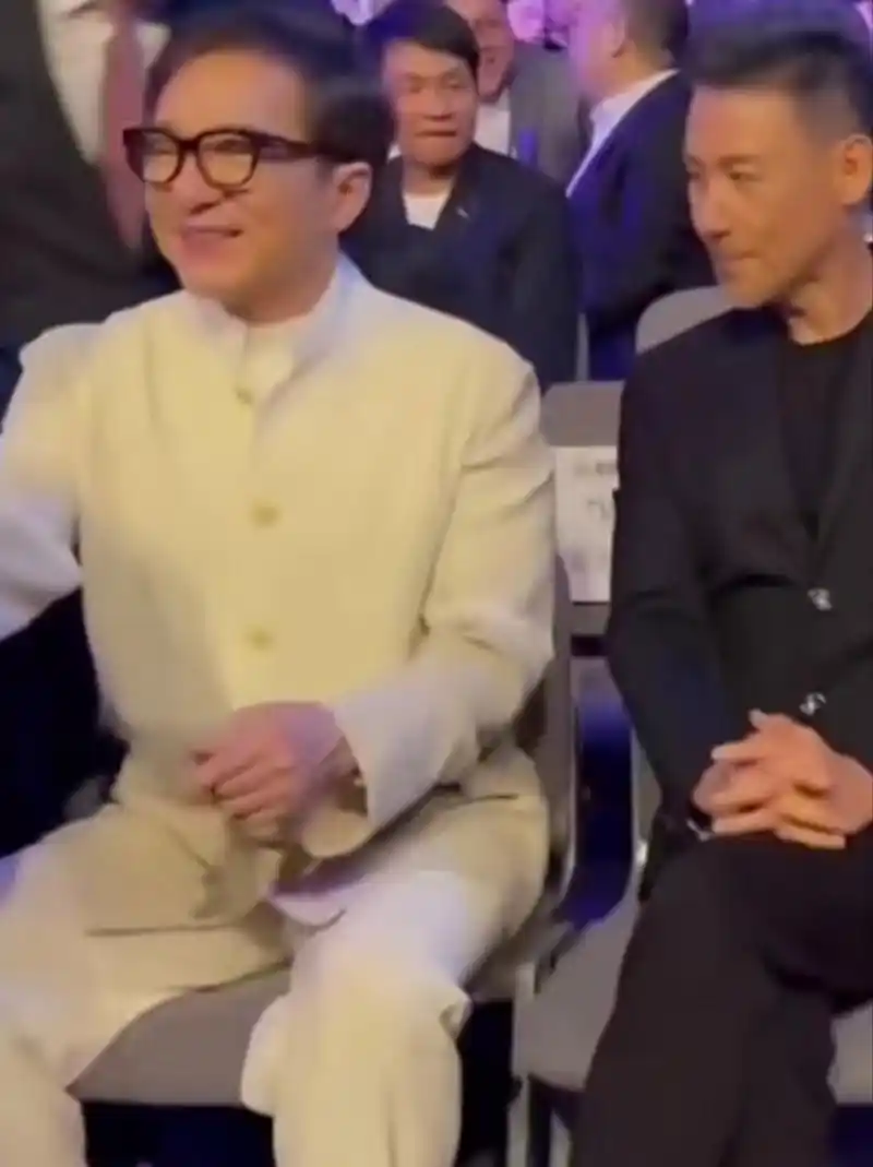 成龙和张学友同框出席活动,真是岁月不饶人,昔日的巨星也慢慢变老了
