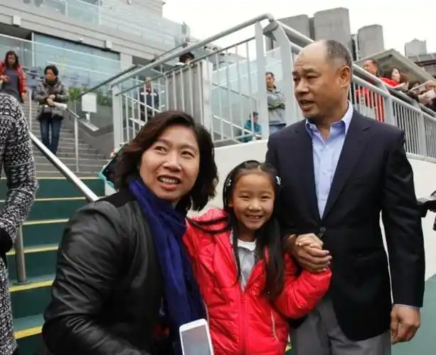 退役经商创120亿身价!李宁60岁年老明显,61岁妻子却风韵犹存