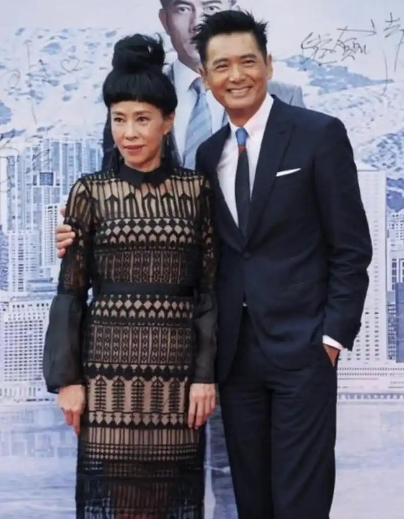 周润发与老婆恩爱同框她穿酒红色丝绸连衣裙优雅端庄气场全开