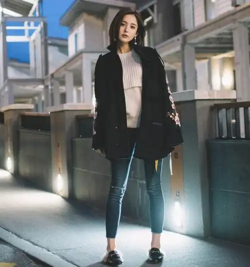 古力娜扎太时尚长款外套搭配紧身牛仔裤竟显身材矮小