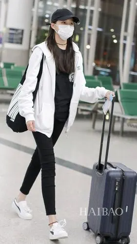 2017年4月23日,关晓彤杭州机场街拍