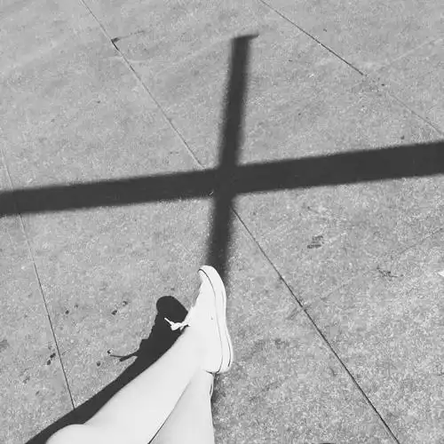 太阳下路灯的影子