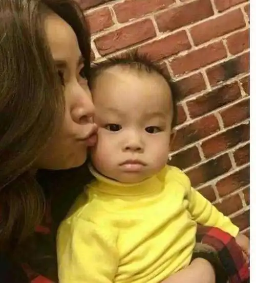 温和!林心如二胎双胞胎照片"万事亨通"-第2张图片-太白博客