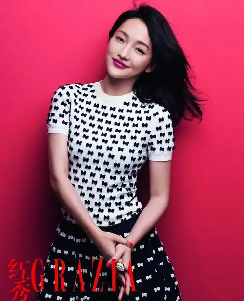 周迅红秀封面t图片 造型甜美显娇俏_明星_美桌网