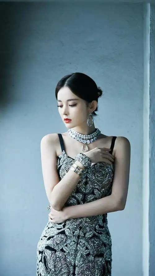 古力娜扎性感丰满低胸乳沟美女图片-明星壁纸 - 壁纸之家