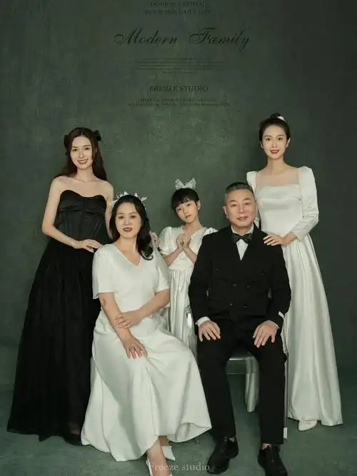 家族传承的珍贵影像小小三妹的复古全家福