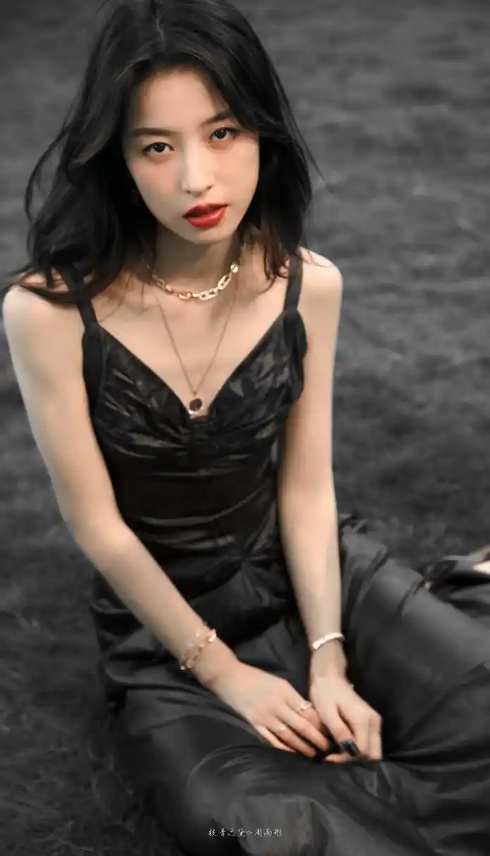 周雨彤这组写真真的抓死人了  #周雨彤