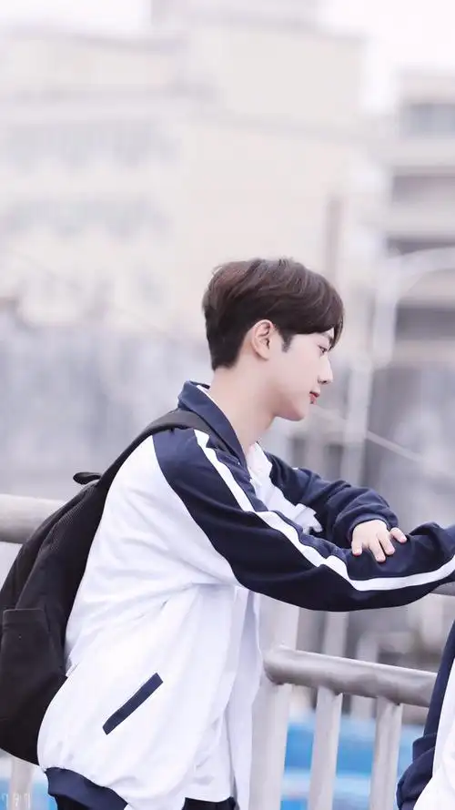 「赖冠霖 饭修」 是穿校服.