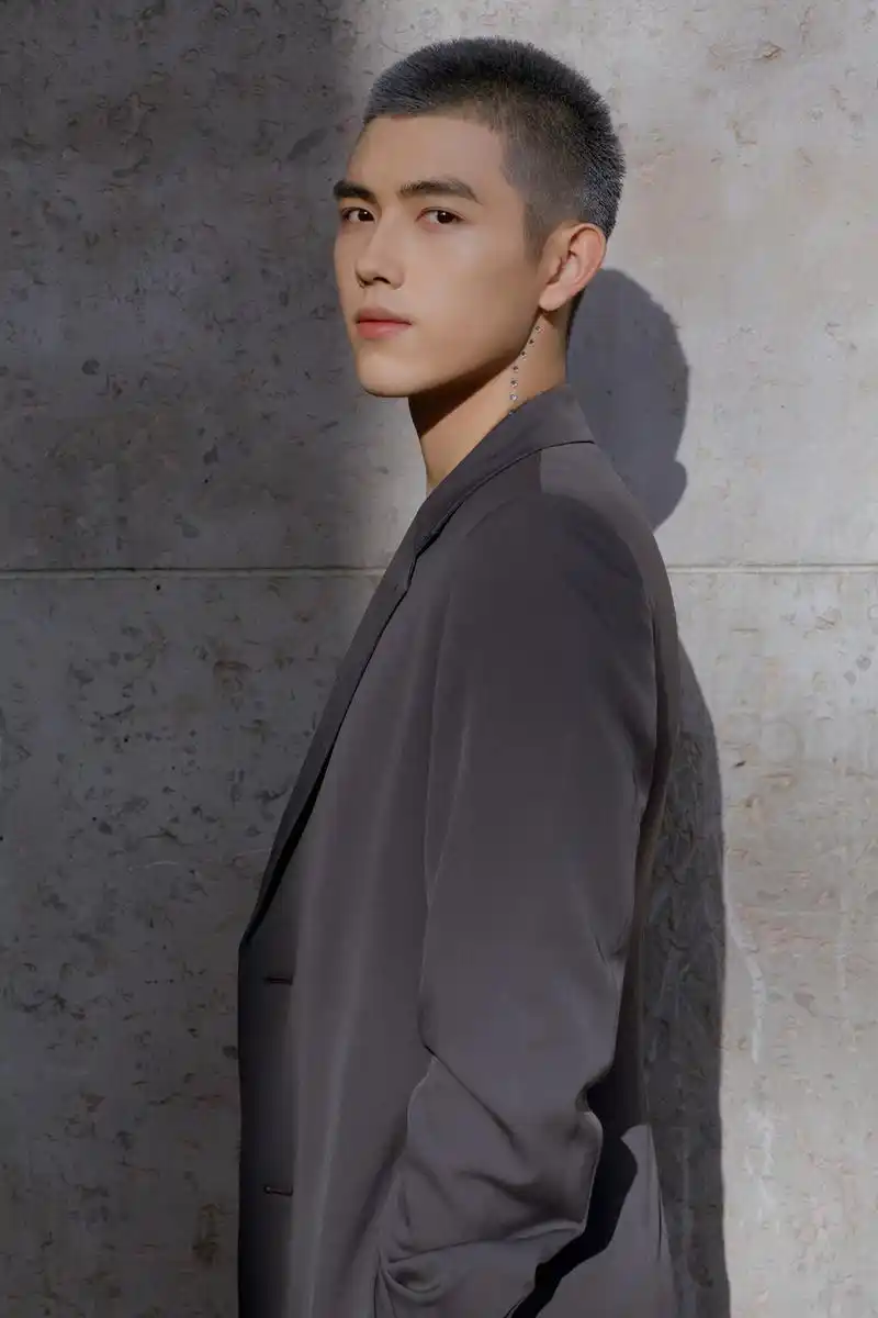 陈飞宇助阵巴黎高订秀蓝灰色寸头时髦有态度