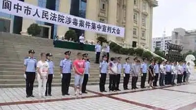 更以公捕公判的大会来宣告对他们的刑事处罚