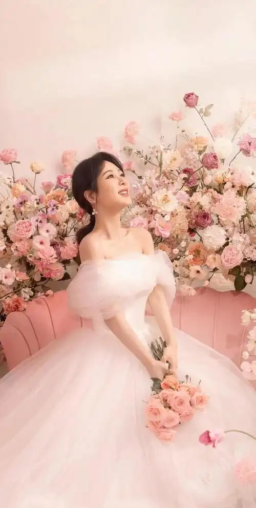 杨紫大婚纱,玫红色大气浪漫唯美,勾勒出轻盈曼妙的身姿