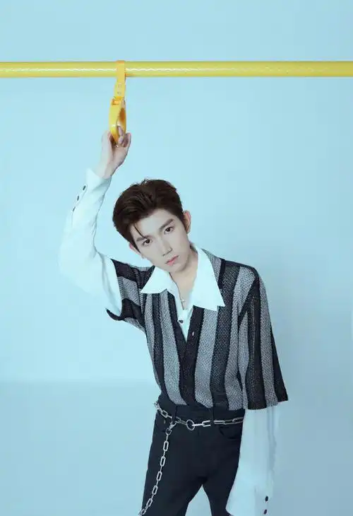 简介:tfboys优雅复古帅气高清写真图片,分享一组tfboys图片给大家,图