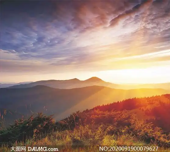 山顶美丽的日出和阳光景观摄影图片