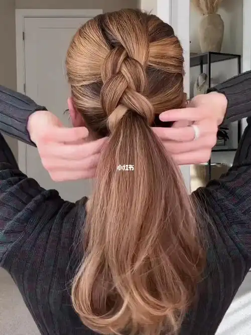 简单好看的低马尾编发教程来咯适合上班族