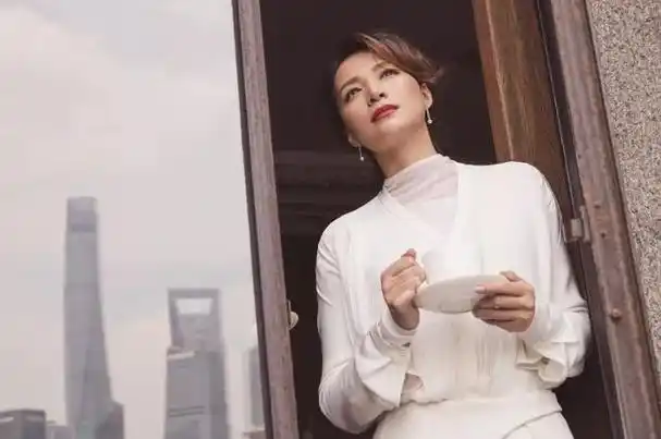 董卿夫妇罕露面女方眼袋明显憔悴似小老太密春雷儒雅帅气