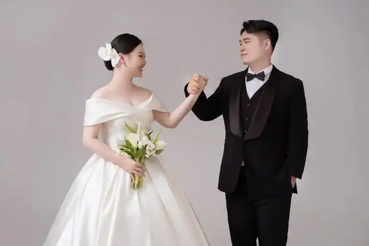 焒 既许一人偏爱,愿尽余生之慷慨7815#晒一晒我的婚纱照 # - 抖