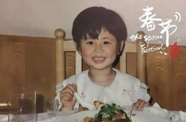 剧中樊胜美的扮演者蒋欣小时候便是大美人一个,十分有气质.