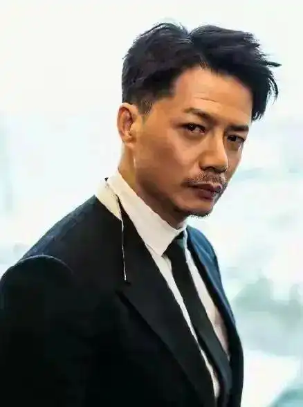 这些年来,我们眼瞅着许多男明星步入40岁后,变成了中年油腻发福男.