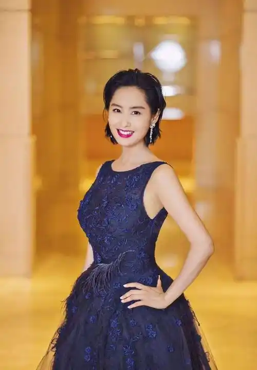 51岁朱茵现状曝光,放着豪宅不住,去到下乡种地,却羡慕哭700万人