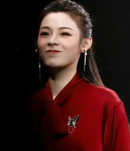 这个名字近年来真的是太常出现在各类晚会上了,一个现在正当红的越剧