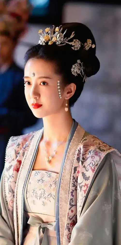 妍姿巧笑,和媚心肠. 清平乐 苗娘子 许龄月