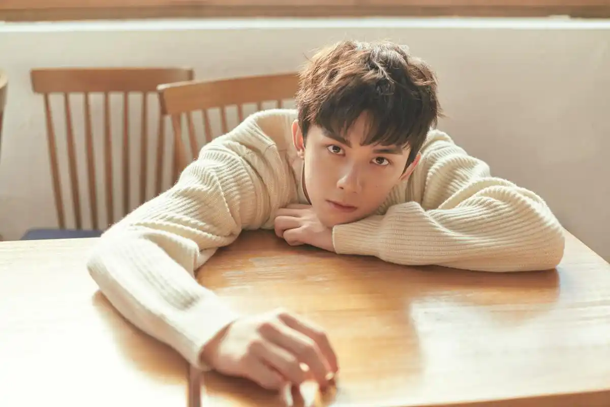 吴磊午后,阳光穿过冷空气洒进屋子里,给万物铺上了一层温暖的滤镜.