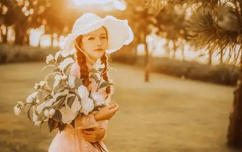 麻花辫美女复古风阳光户外写真桌面壁纸