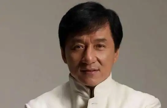 成龙谈到某位小鲜肉,送他五个字"看你几时完",说的是谁呢?__财经头条