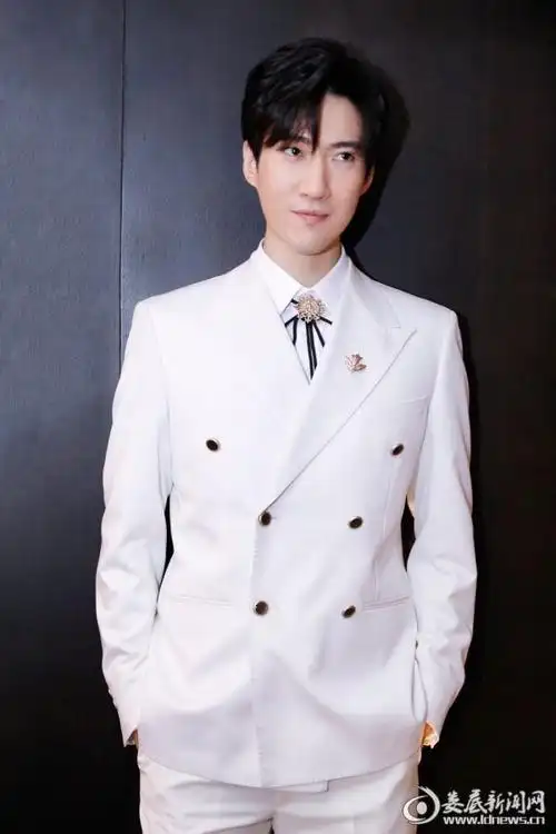 常远撕掉标签变身"正能量学者" 《西虹市首富》爆笑来袭