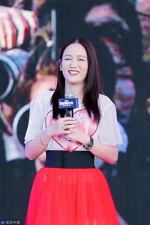 陈乔恩穿红纱裙扮嫩不惧露双下巴眯眼大笑