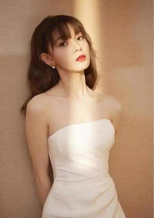 有种"多肉"身材叫陈瑶,穿开叉裙秀美腿,体型纤瘦但撑得好紧绷