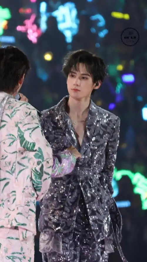 张真源舞台力量感