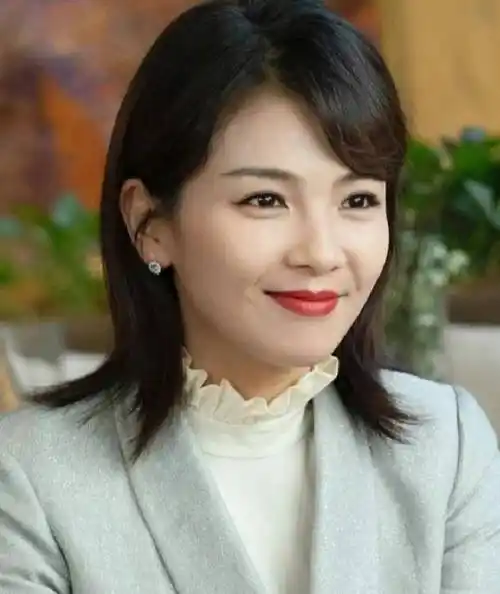 50岁女人的发型:不烫不染好打理,还减龄显脸小_大气_气质_刘海