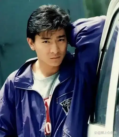 那时候刘德华的梦想是当一名消防员,奉献自己的人生.