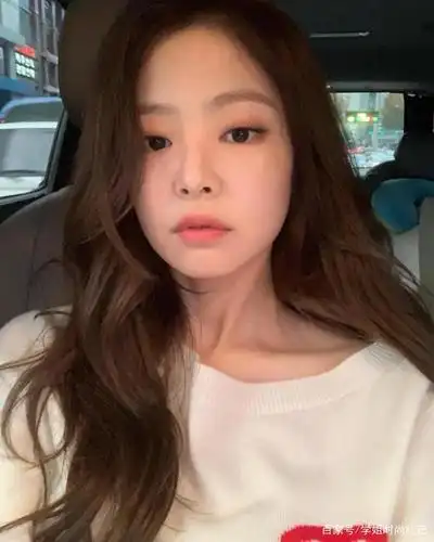高颅顶对颜值有多重要?jennie现身说法,换个发型像"换头"