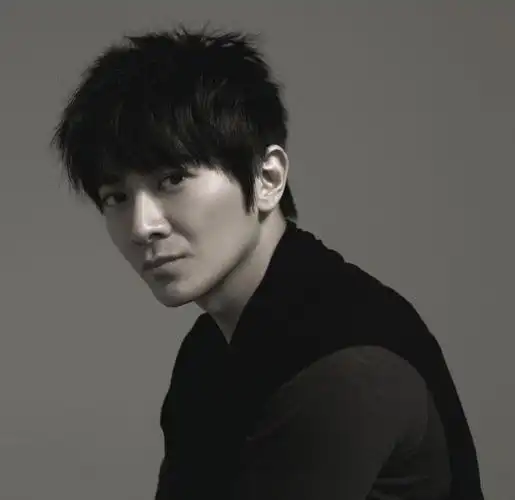 45岁孙耀威消失18年今因抖音再度走红传因爱国得罪日本人红极一时惨遭