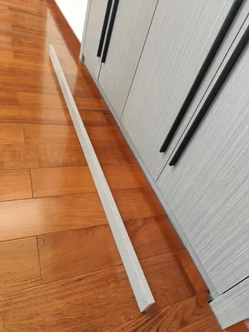 安装好木地板后,安装衣柜踢脚板的效果#木地板收口