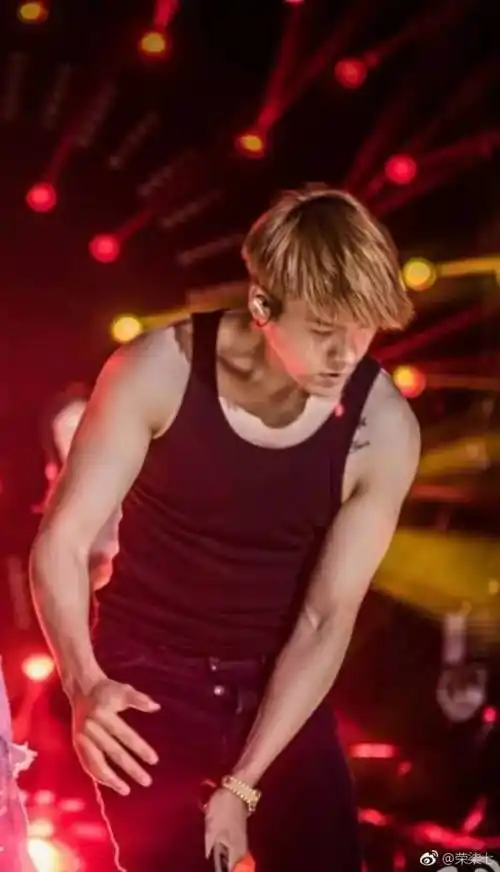 请注意,这才是陈伟霆的正确打开方式!_演唱会_时候_腹肌