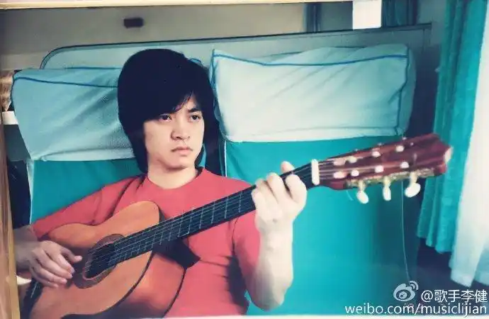 李健晒帅气青涩旧照 时髦发型撞偶像男团