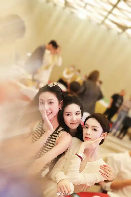 陈都灵晒狐妖小红娘演员合照