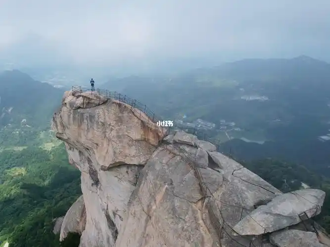 湖北麻城龟峰山景区傲据龟首,居高临下