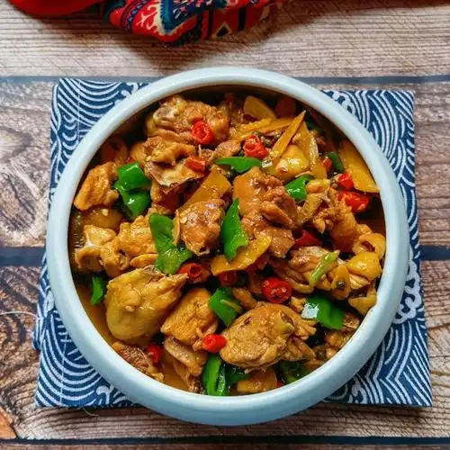 生炒鸡块微辣咸鲜肉质紧实中透着滑嫩