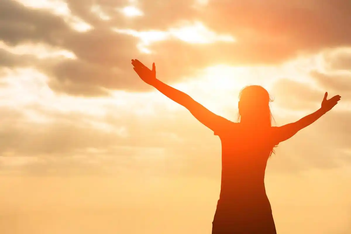 正在拥抱阳光的女性的背景