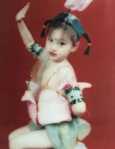 郑爽新书海量私藏照片曝光:原来她童年有这么多故事