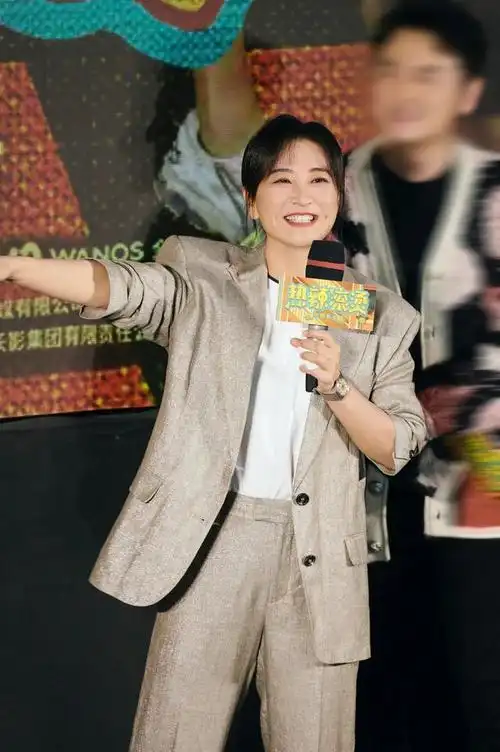 热辣滚烫路演贾玲带火了一种新穿法西装白t牛仔裤好洋气