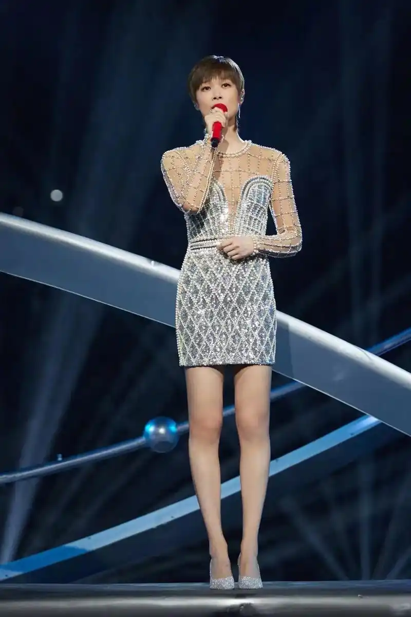 李宇春 #又美又飒 #完美身材 #大长腿 #气场全开 路点 - 抖音