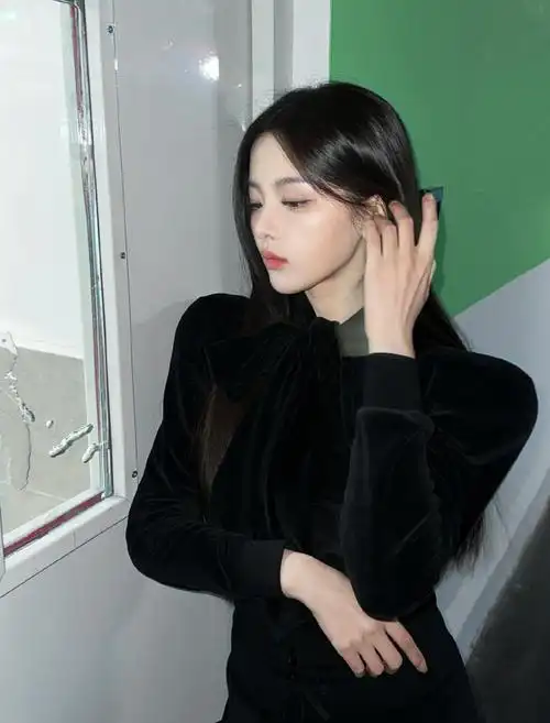 杨超越全黑系穿搭