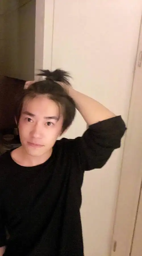 苹果头易烊千玺再次横空出世,真是好久不见的小辫儿