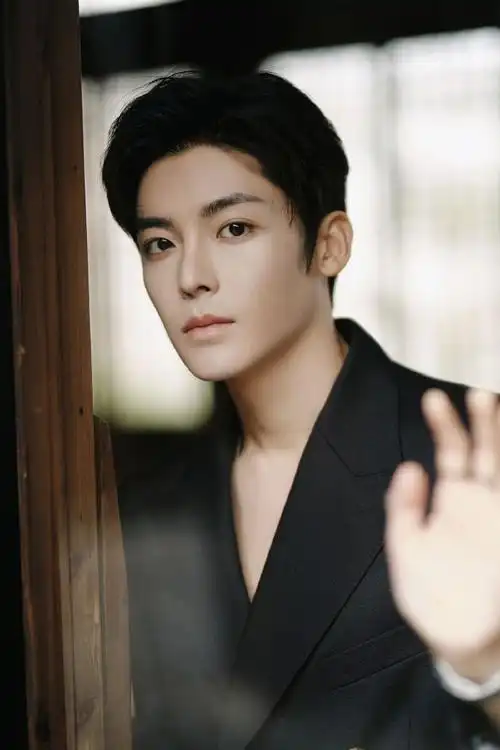 深色双排扣西服笔挺帅气,露额发型尽展爽朗英姿,#侯明昊西装适配度#满