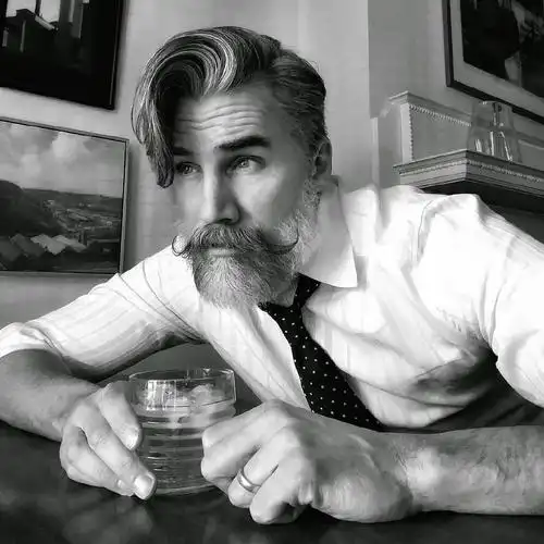 60岁白胡大叔「192cm可口外型」爆红,充满熟男魅力帅度完胜小鲜肉